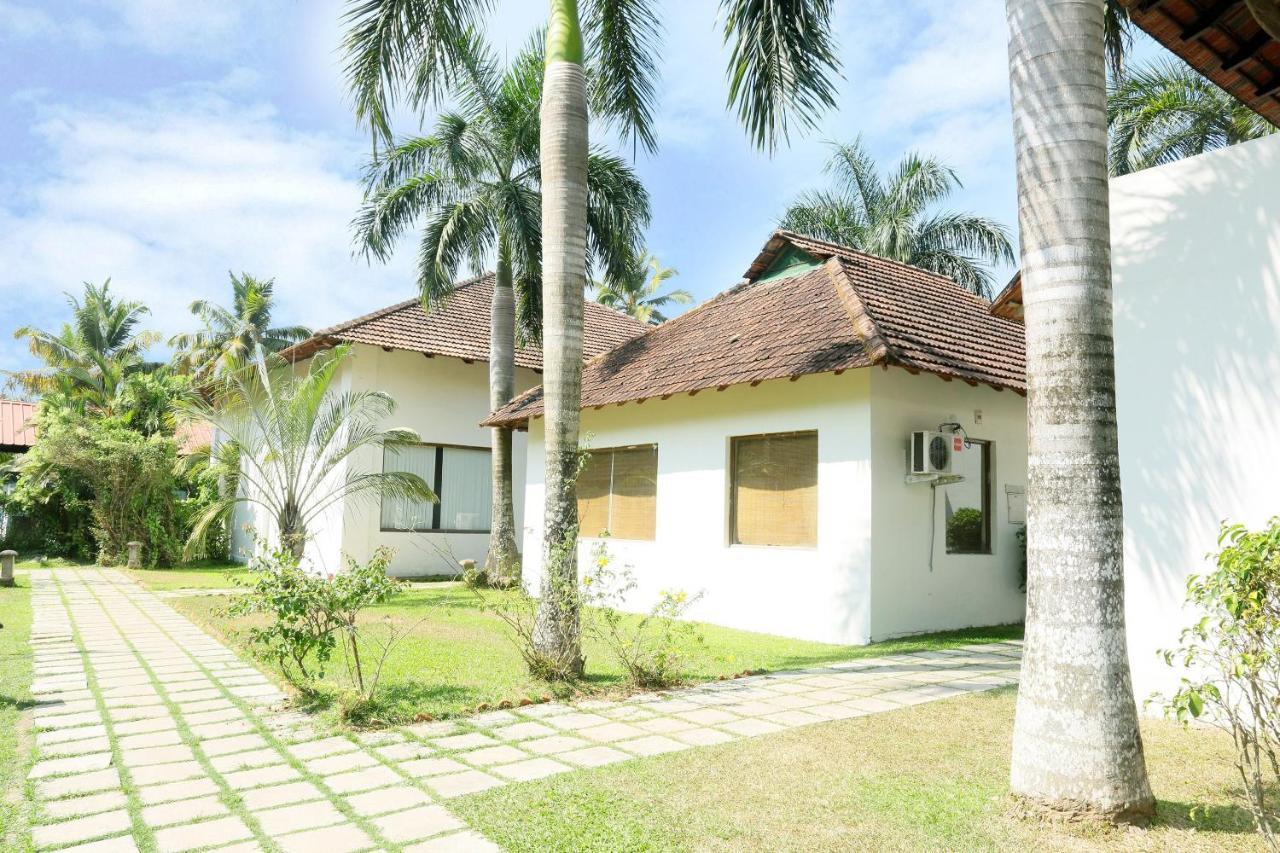Oyo 26874 Manor Backwater Resort Kumarakom Exterior foto